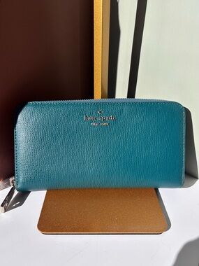 Kate Spade EUC pretty Green Zip Around Leather Wallet